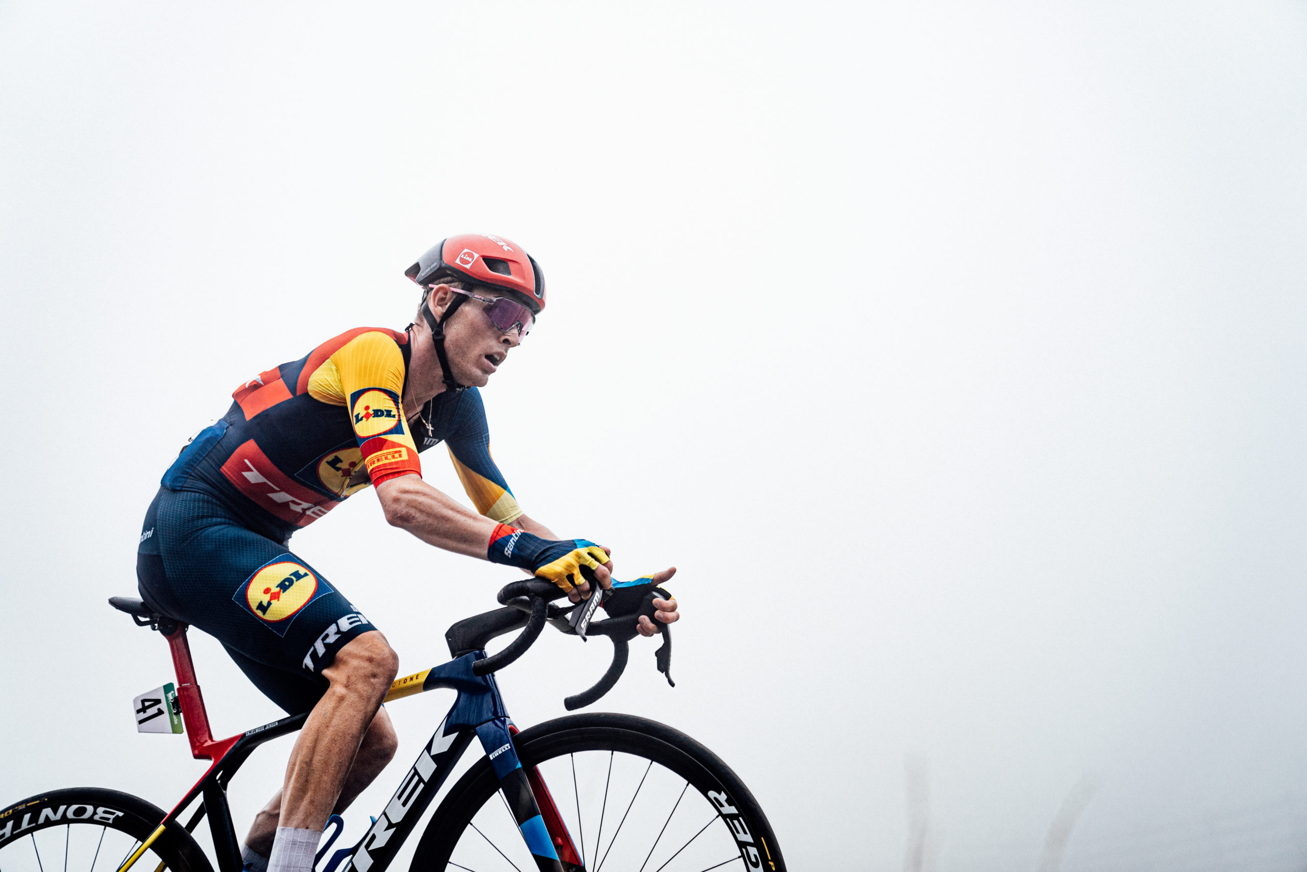 Mattias Skjelmose climbs into Vuelta top 10 ahead of final week